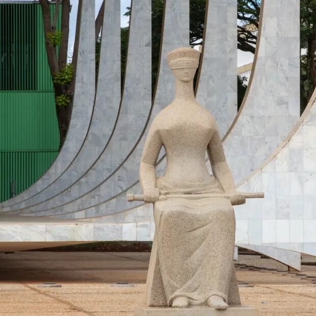 Segurança na Praça dos Três Poderes antes de sessão do STF